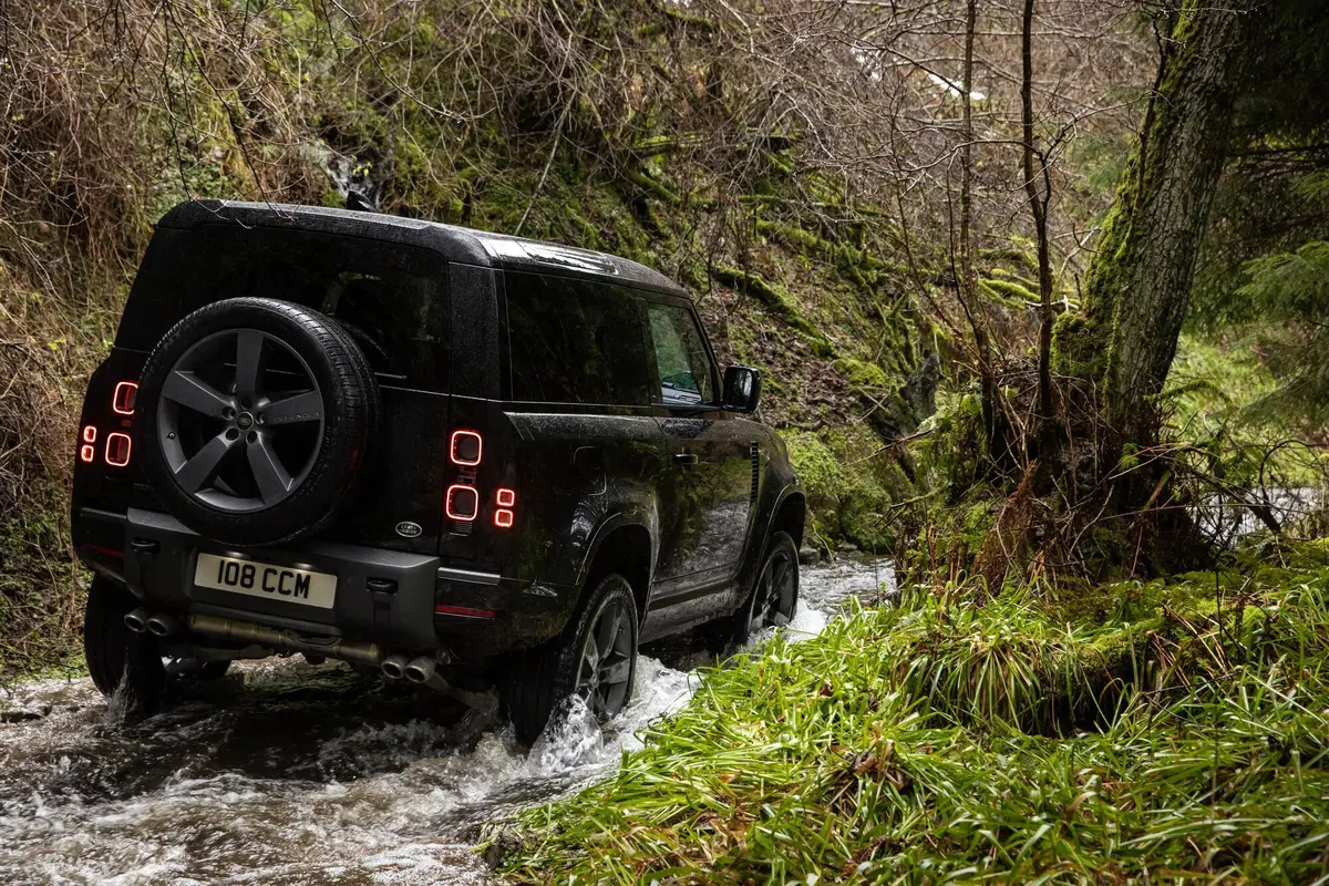 Nuova Land Rover Defender, con il V8 è la più potente di sempre (11)