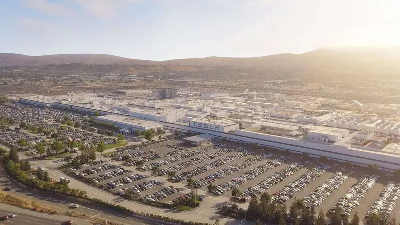 Basta Model 3: stoppata temporaneamente la produzione dell'auto elettrica di Musk [colpa dei fornitori]