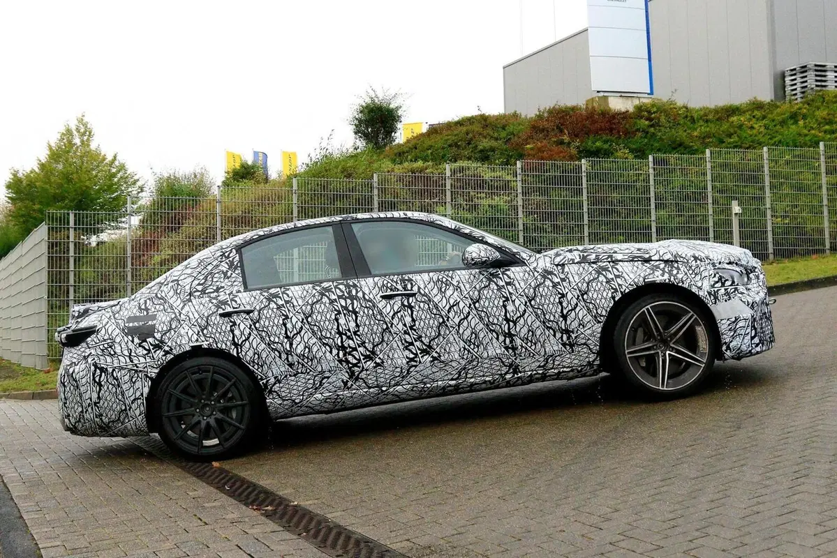 Mercedes C63 AMG | Addio V8, benvenuto ibrido 4 cilindri da 550CV con turbo elettrico (7)