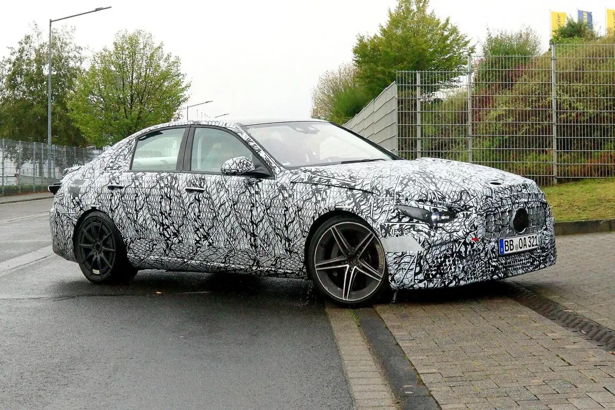 Mercedes C63 AMG | Addio V8, benvenuto ibrido 4 cilindri da 550CV con turbo elettrico (6)