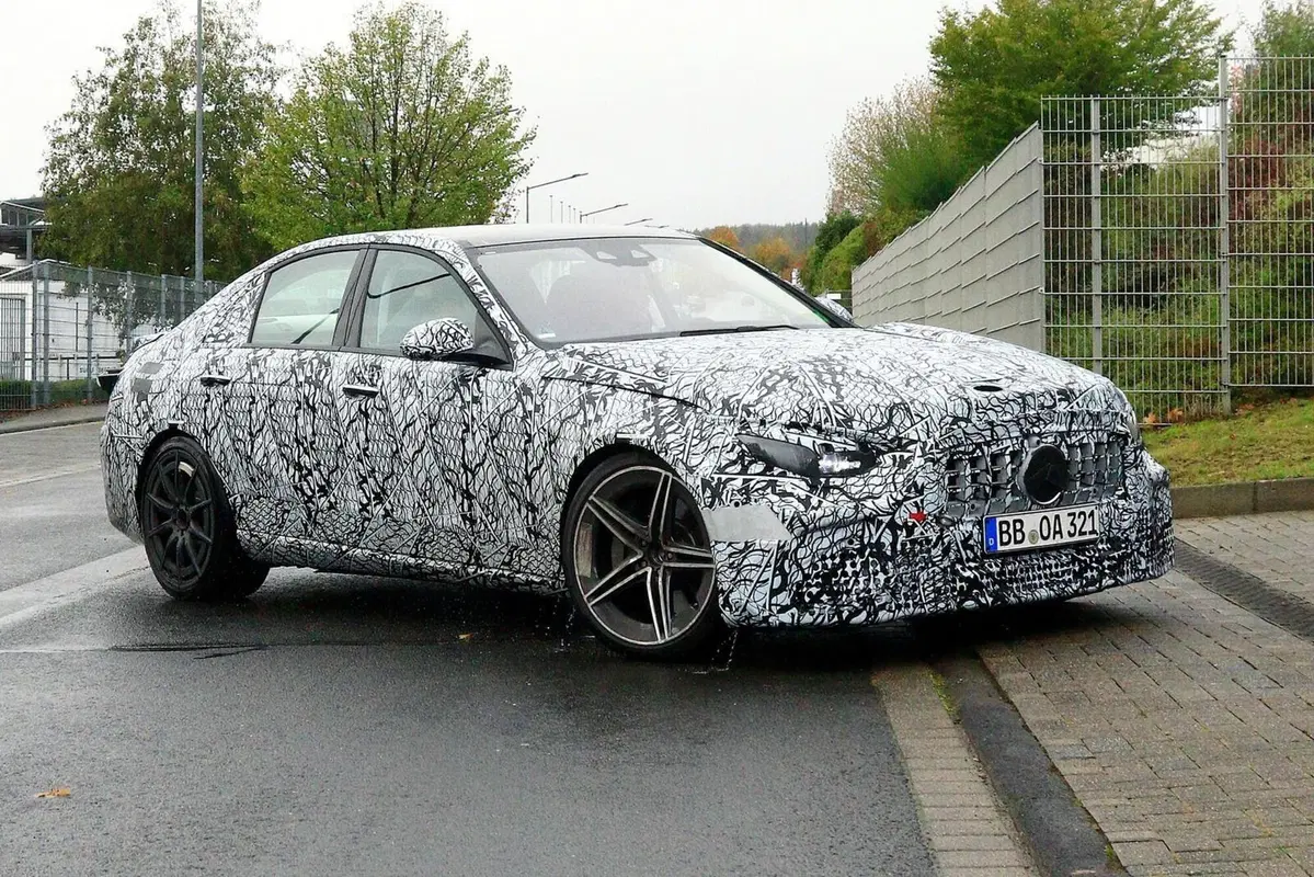 Mercedes C63 AMG | Addio V8, benvenuto ibrido 4 cilindri da 550CV con turbo elettrico (8)