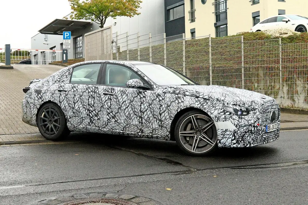 Mercedes C63 AMG | Addio V8, benvenuto ibrido 4 cilindri da 550CV con turbo elettrico (9)