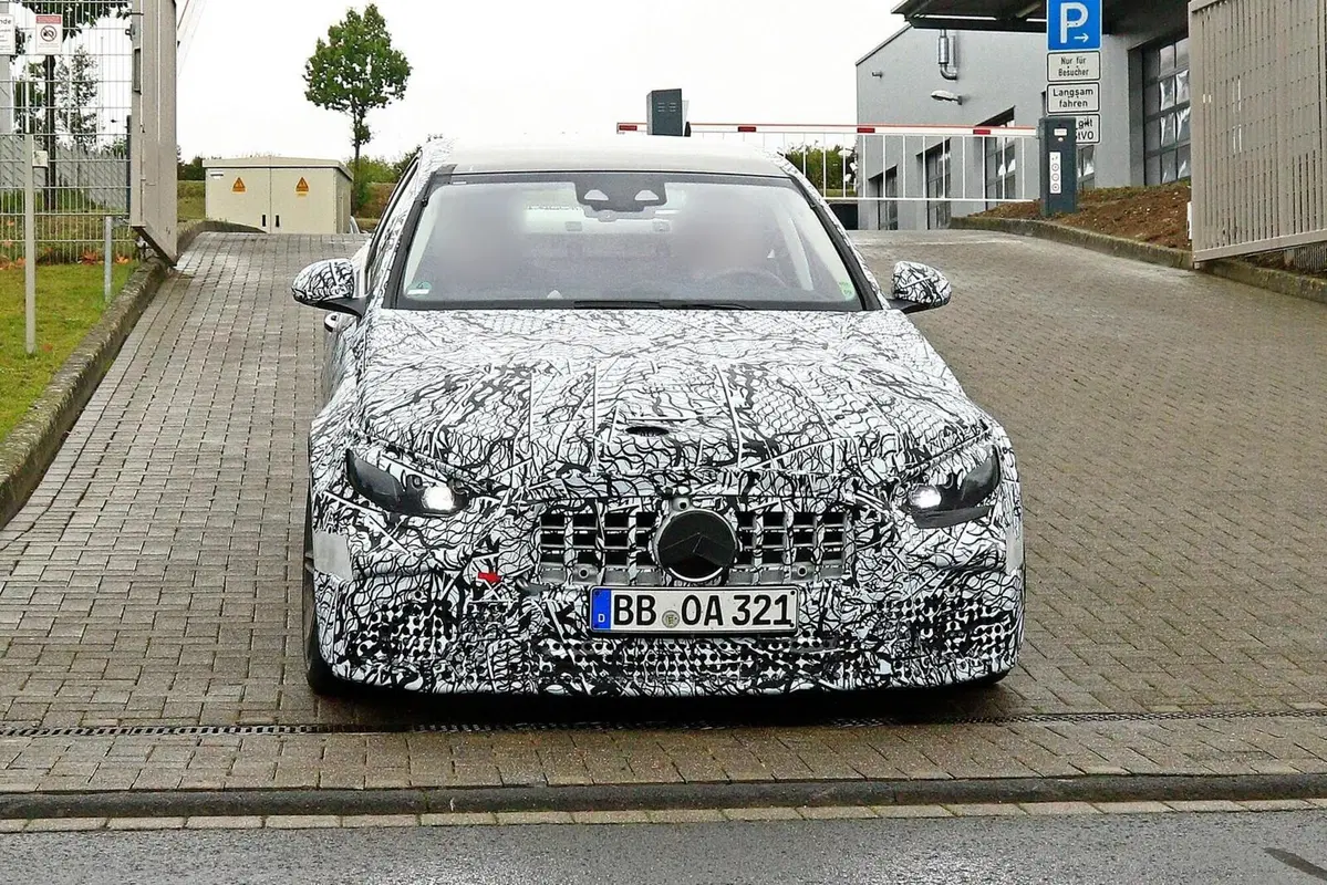 Mercedes C63 AMG | Addio V8, benvenuto ibrido 4 cilindri da 550CV con turbo elettrico (10)