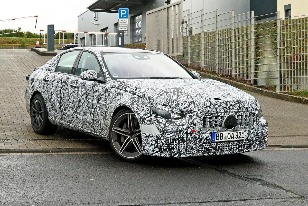 Mercedes C63 AMG | Addio V8, benvenuto ibrido 4 cilindri da 550CV con turbo elettrico (11)