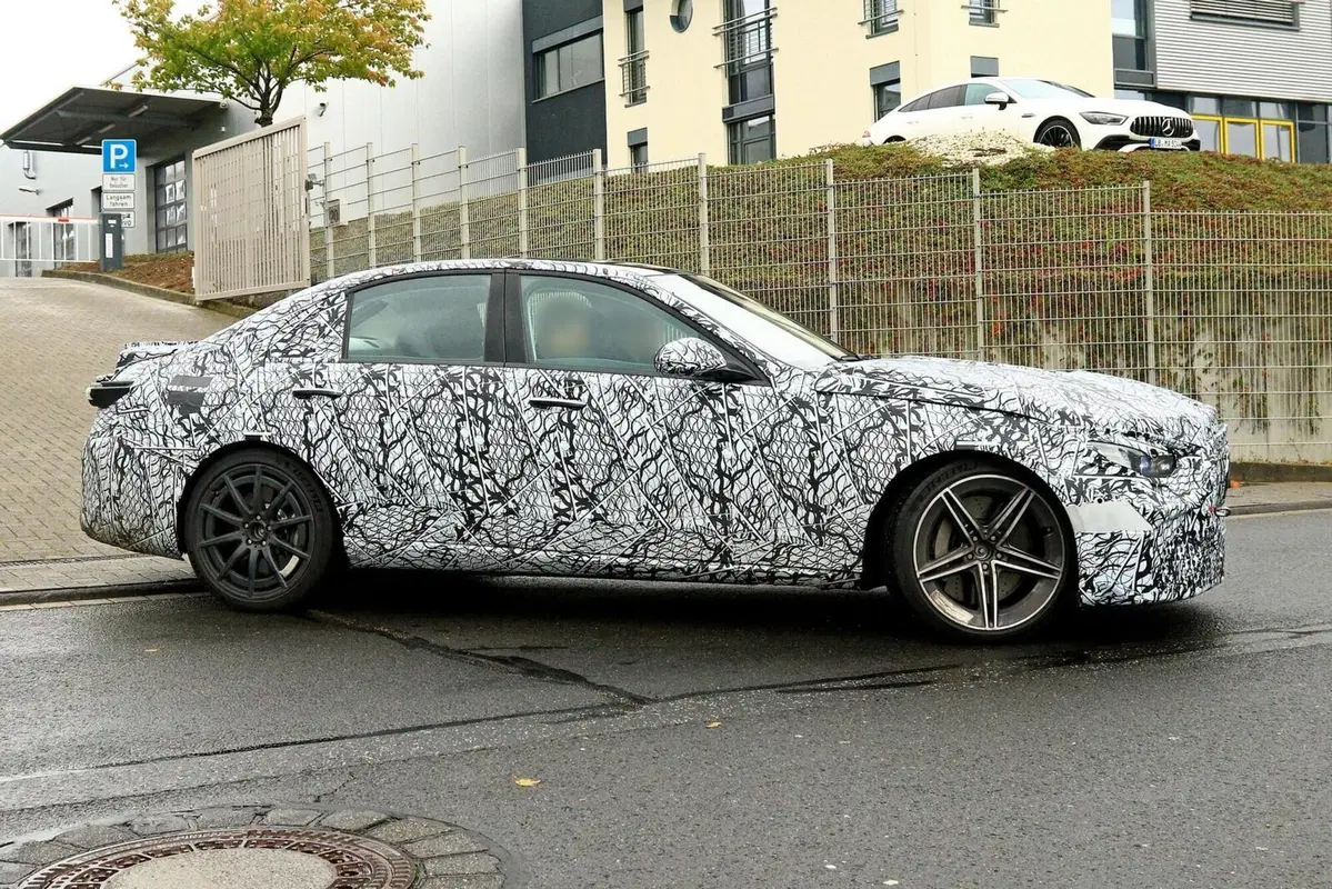 Mercedes C63 AMG | Addio V8, benvenuto ibrido 4 cilindri da 550CV con turbo elettrico