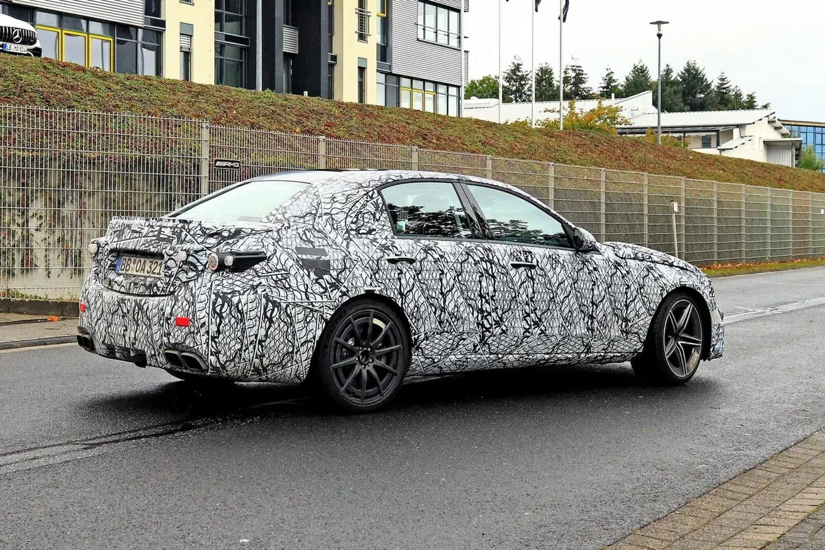 Mercedes C63 AMG | Addio V8, benvenuto ibrido 4 cilindri da 550CV con turbo elettrico (13)