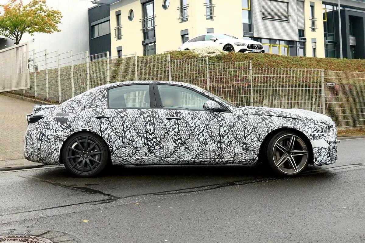 Mercedes C63 AMG | Addio V8, benvenuto ibrido 4 cilindri da 550CV con turbo elettrico (14)