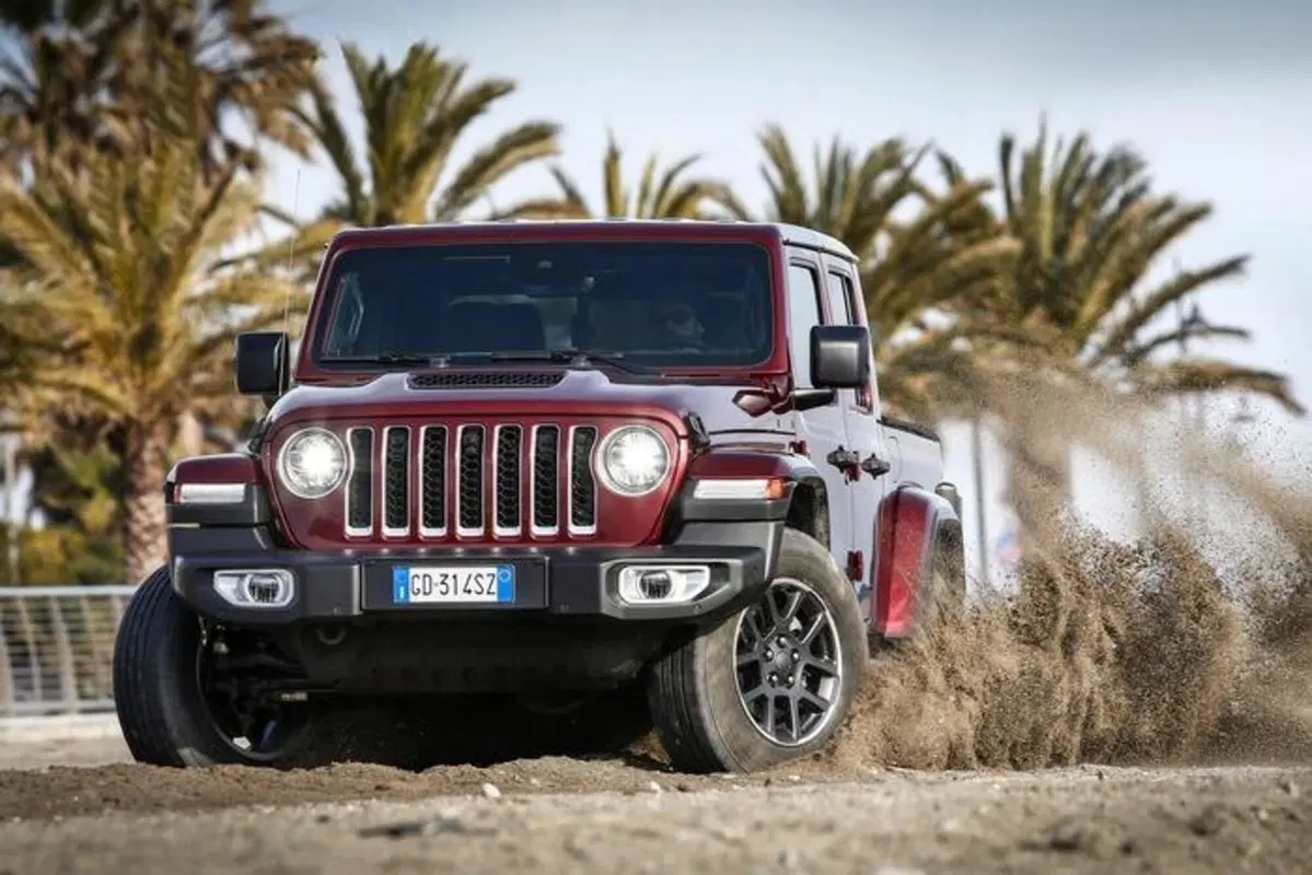 Jeep Gladiator arriva in Italia. Il prezzo? Da 67.944 euro (2)