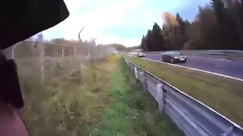 Schianto pazzesco al Nurburgring: decine di auto coinvolte [VIDEO CHOC]