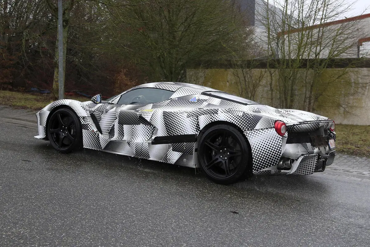 Ferrari LaFerrari, in arrivo un'erede? Le foto spia (6)