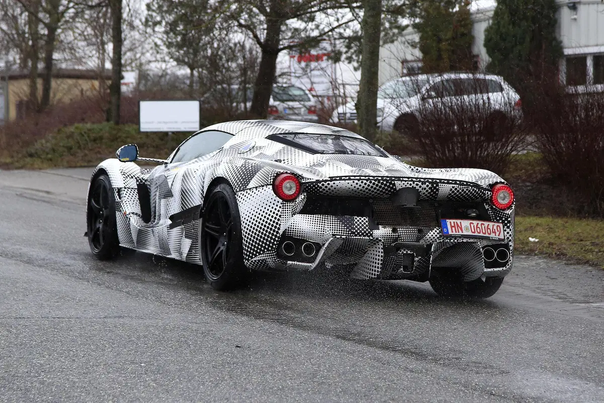 Ferrari LaFerrari, in arrivo un'erede? Le foto spia (8)