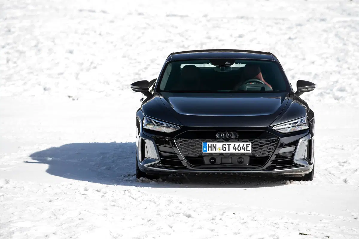 Audi e-tron GT | Va FORTISSIMO e si guida bene. Autonomia? 487 km... (2)