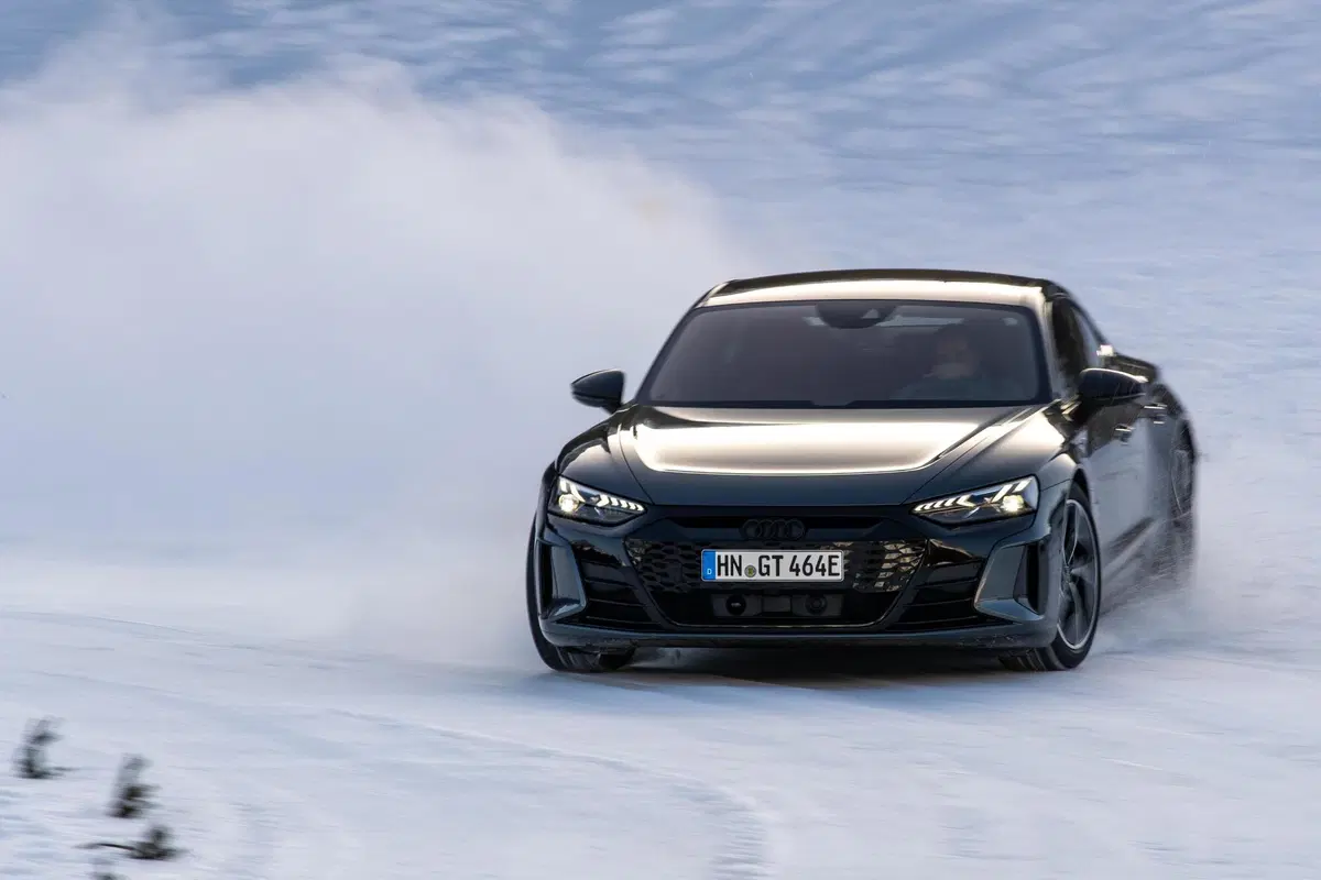 Audi e-tron GT | Va FORTISSIMO e si guida bene. Autonomia? 487 km... (3)