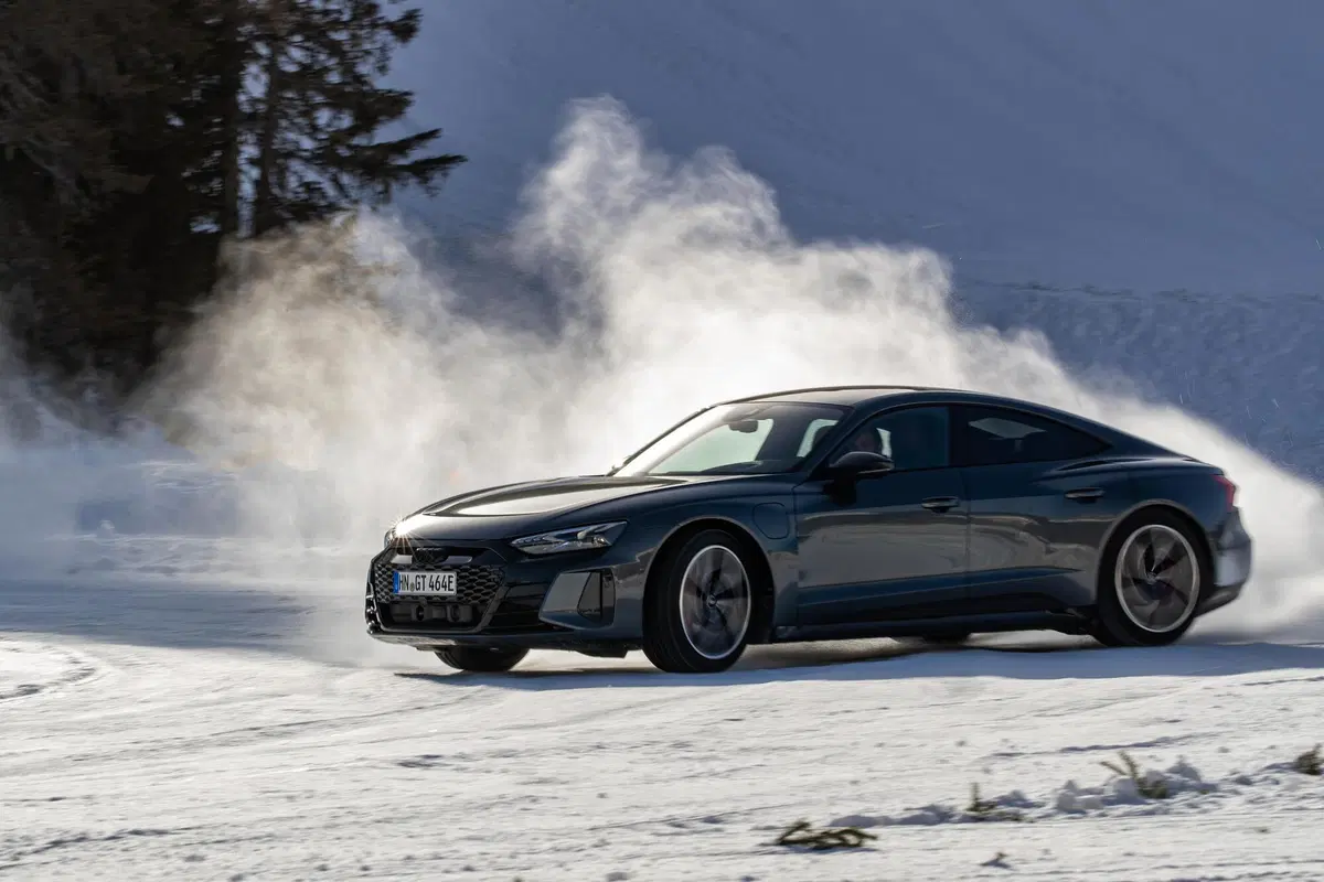 Audi e-tron GT | Va FORTISSIMO e si guida bene. Autonomia? 487 km... (4)