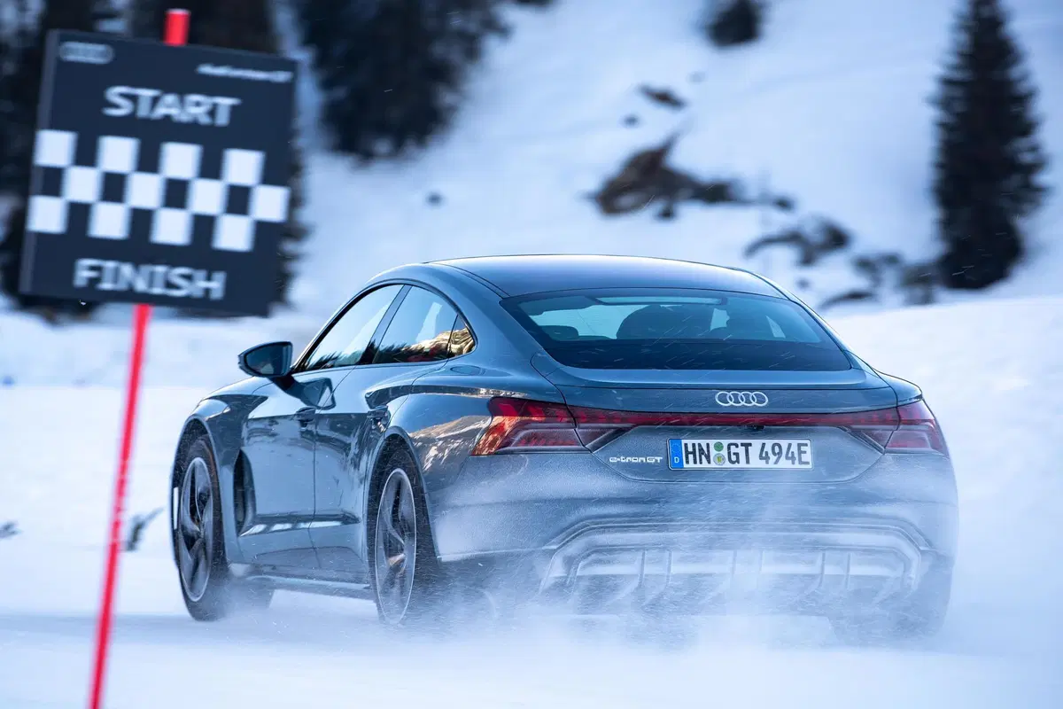 Audi e-tron GT | Va FORTISSIMO e si guida bene. Autonomia? 487 km... (7)