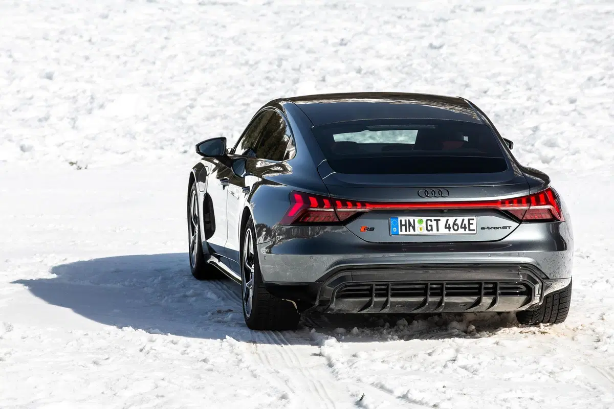 Audi e-tron GT | Va FORTISSIMO e si guida bene. Autonomia? 487 km... (8)