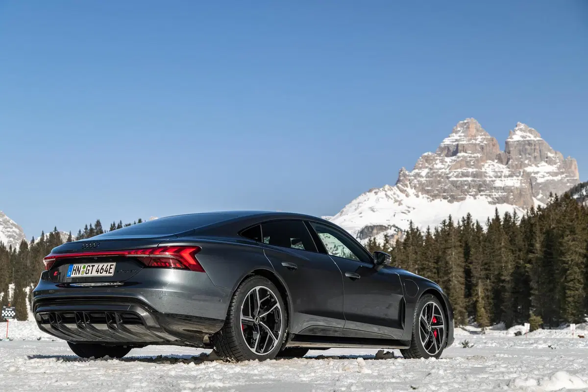 Audi e-tron GT | Va FORTISSIMO e si guida bene. Autonomia? 487 km... (9)