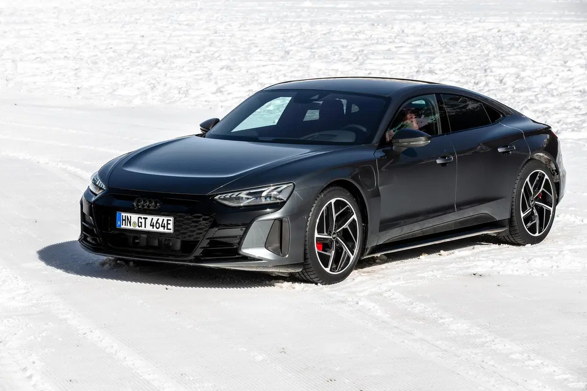 Audi e-tron GT | Va FORTISSIMO e si guida bene. Autonomia? 487 km... (10)