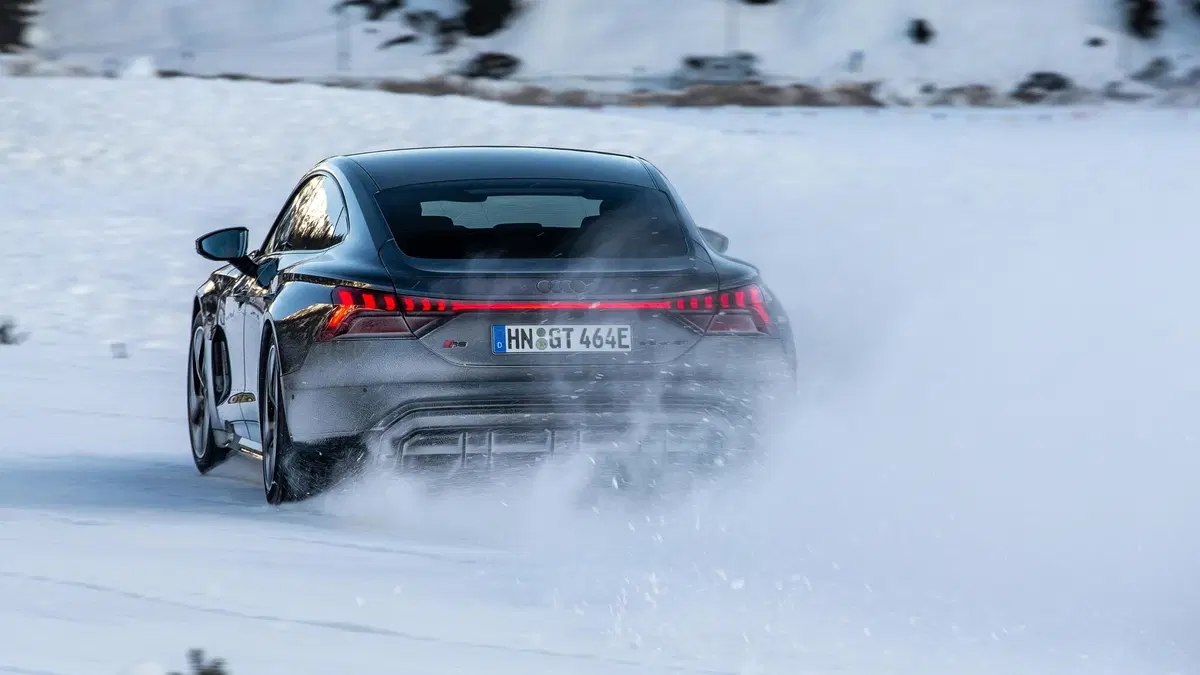 Audi e-tron GT | Va FORTISSIMO e si guida bene. Autonomia? 487 km... (11)