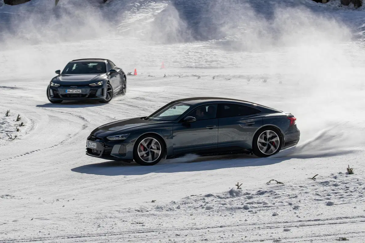 Audi e-tron GT | Va FORTISSIMO e si guida bene. Autonomia? 487 km... (13)