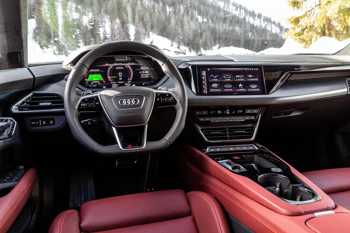 Audi e-tron GT | Va FORTISSIMO e si guida bene. Autonomia? 487 km... (21)