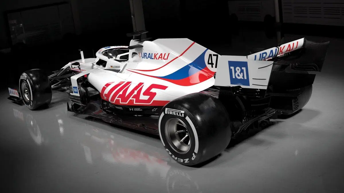 Formula 1: Haas, la livrea per la stagione 2021 è nel segno di Mazepin (4)