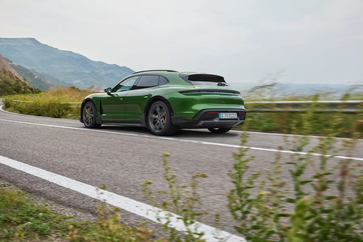 Porsche Taycan Cross Turismo: un po' wagon, un po' crossover