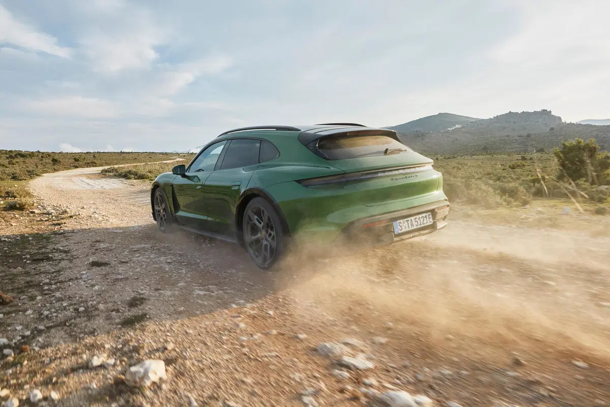 Porsche Taycan Cross Turismo: un po' wagon, un po' crossover (3)