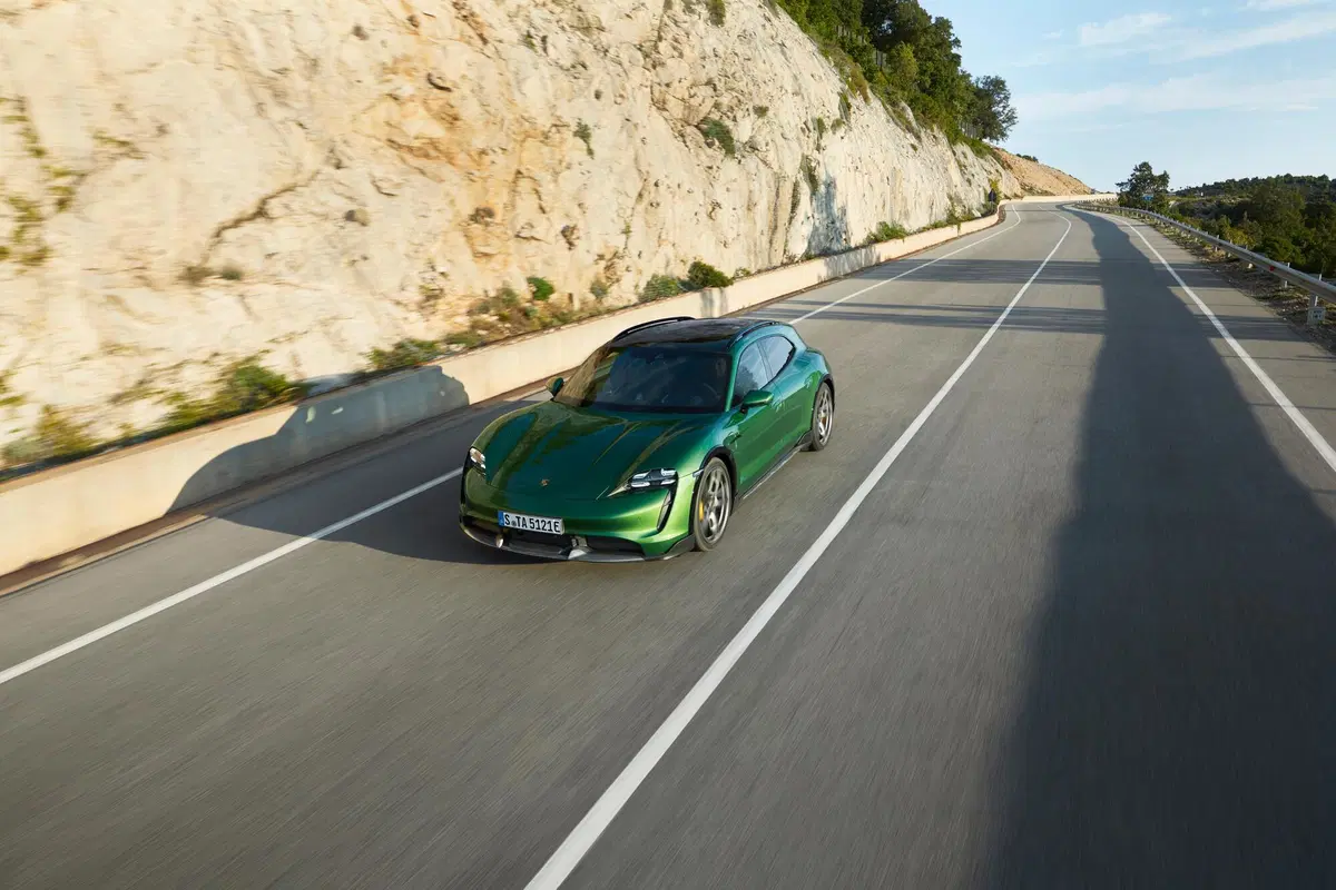 Porsche Taycan Cross Turismo: un po' wagon, un po' crossover (5)