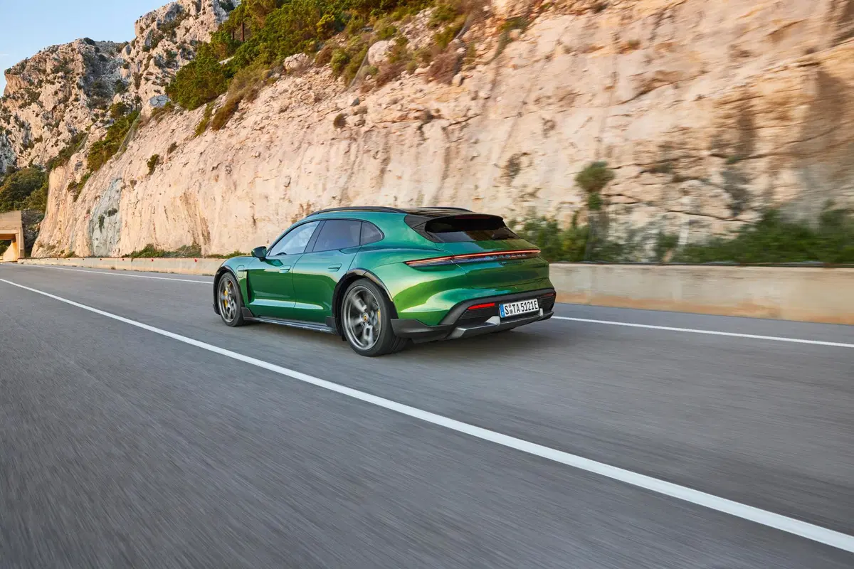 Porsche Taycan Cross Turismo: un po' wagon, un po' crossover (6)