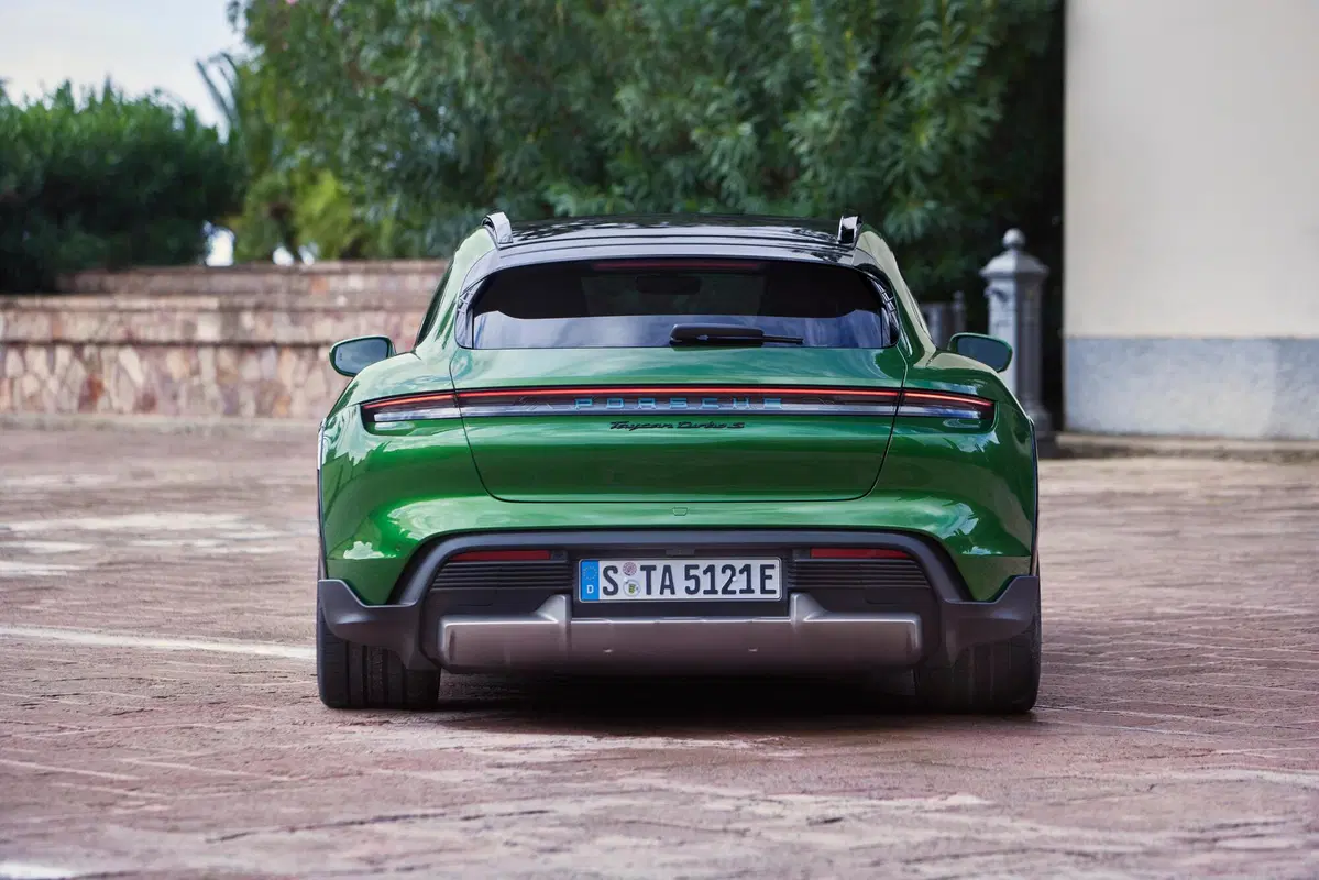 Porsche Taycan Cross Turismo: un po' wagon, un po' crossover (7)