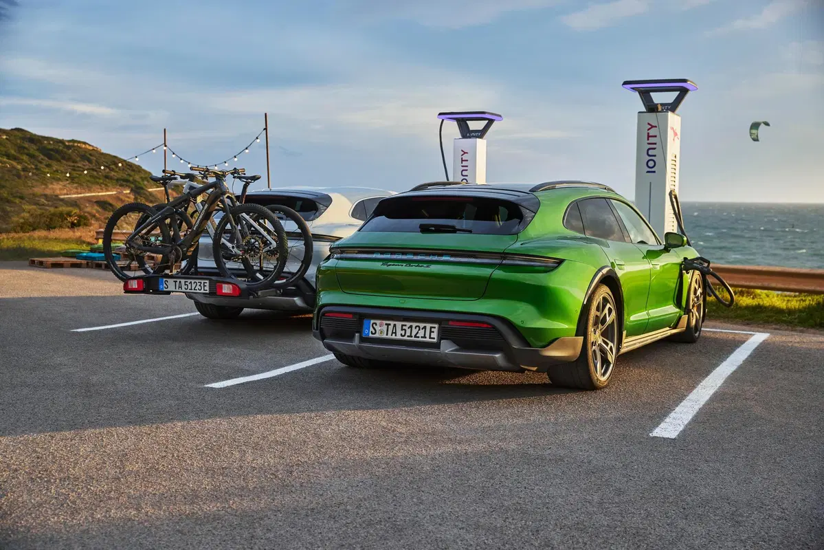 Porsche Taycan Cross Turismo: un po' wagon, un po' crossover (8)