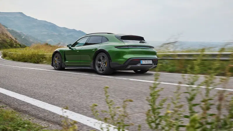 Porsche Taycan Cross Turismo: un po' wagon, un po' crossover