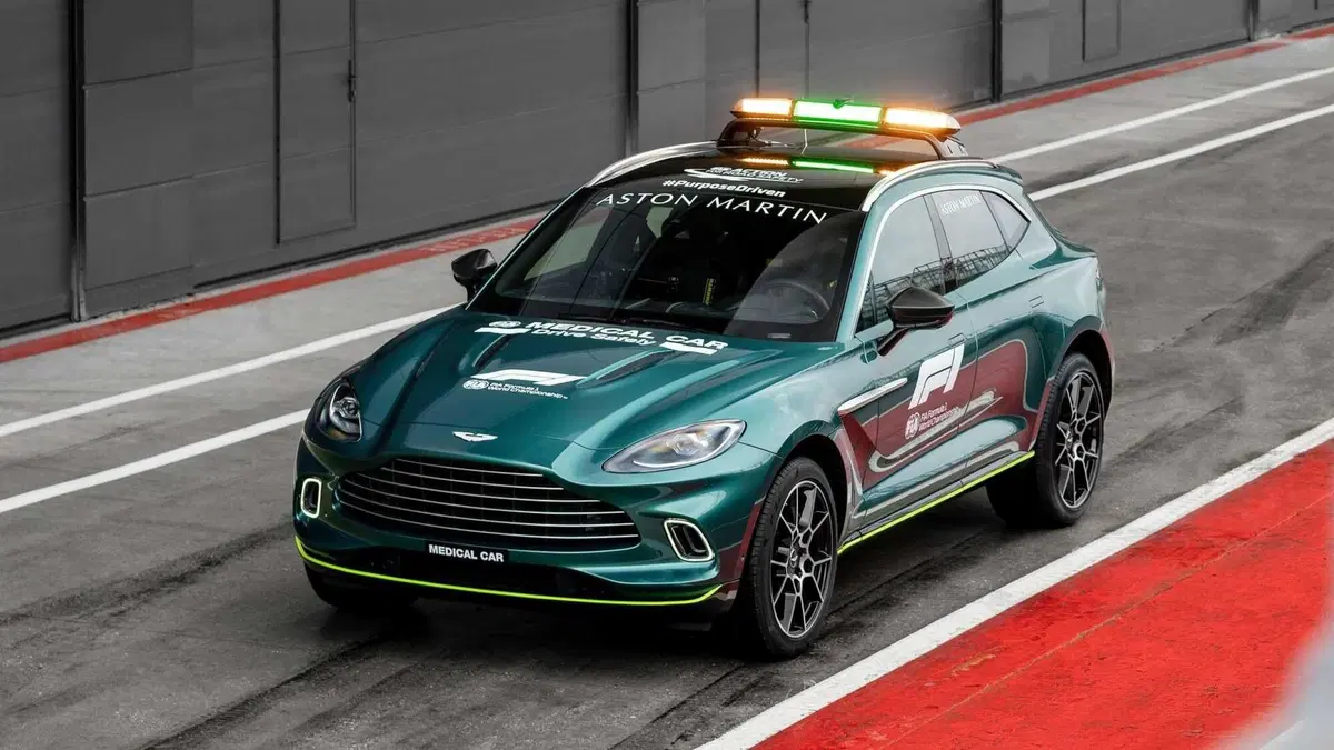 F1, Aston Martin Vantage è la Safety Car 2021 insieme alla Mercedes-AMG GT R. Che si tinge di rosso (3)