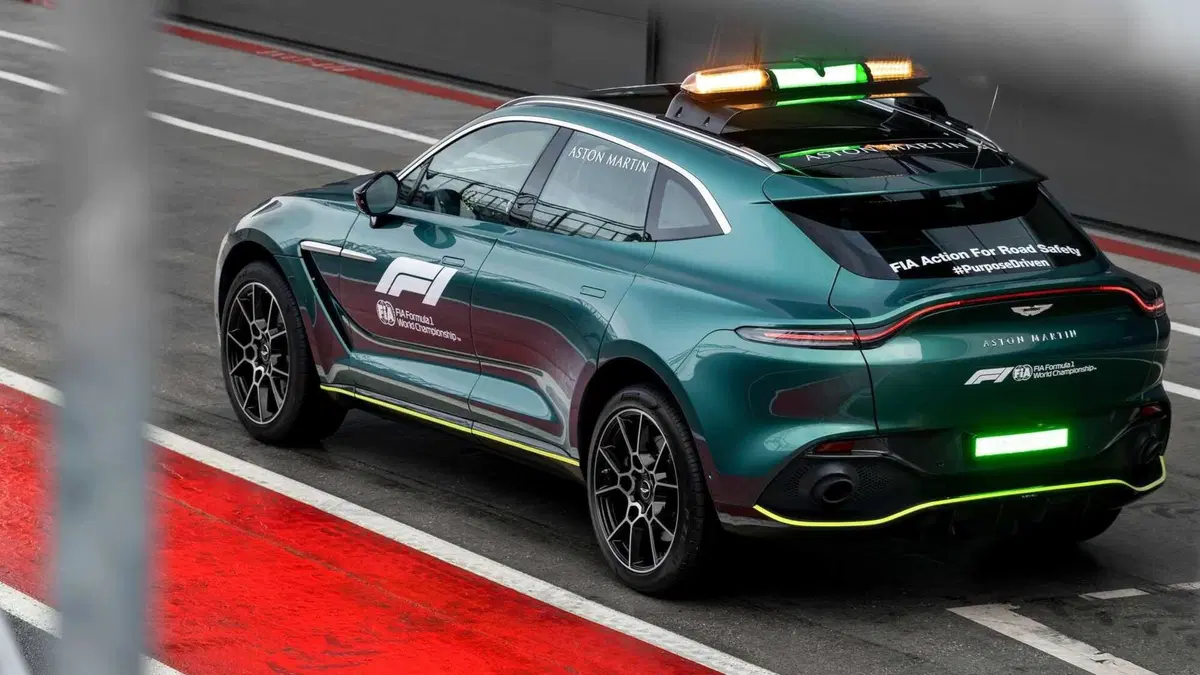 F1, Aston Martin Vantage è la Safety Car 2021 insieme alla Mercedes-AMG GT R. Che si tinge di rosso (4)