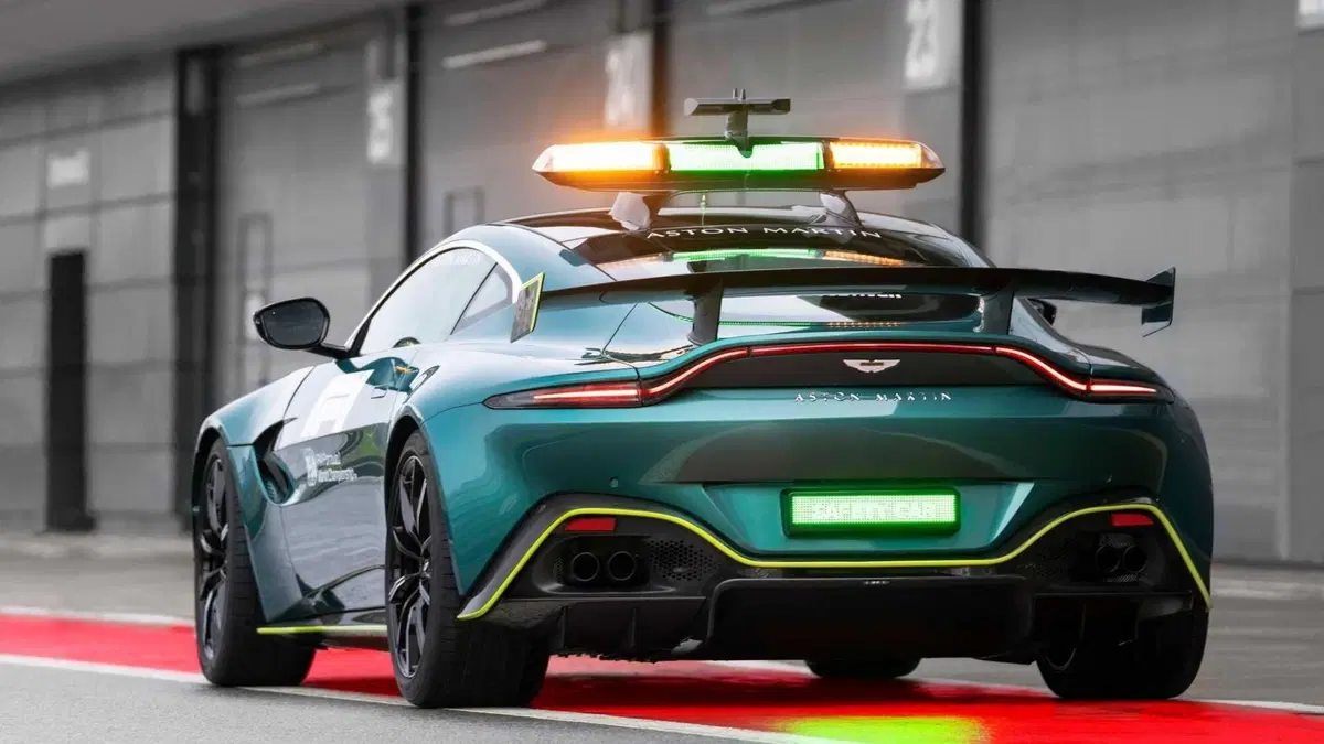 F1, Aston Martin Vantage è la Safety Car 2021 insieme alla Mercedes-AMG GT R. Che si tinge di rosso (5)