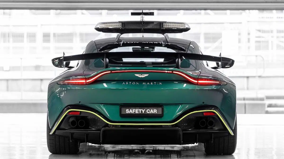 F1, Aston Martin Vantage è la Safety Car 2021 insieme alla Mercedes-AMG GT R. Che si tinge di rosso (6)