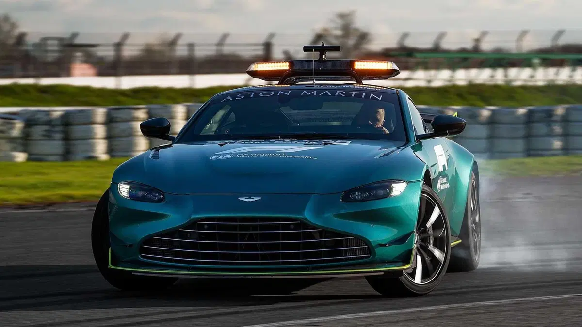 F1, Aston Martin Vantage è la Safety Car 2021 insieme alla Mercedes-AMG GT R. Che si tinge di rosso (7)