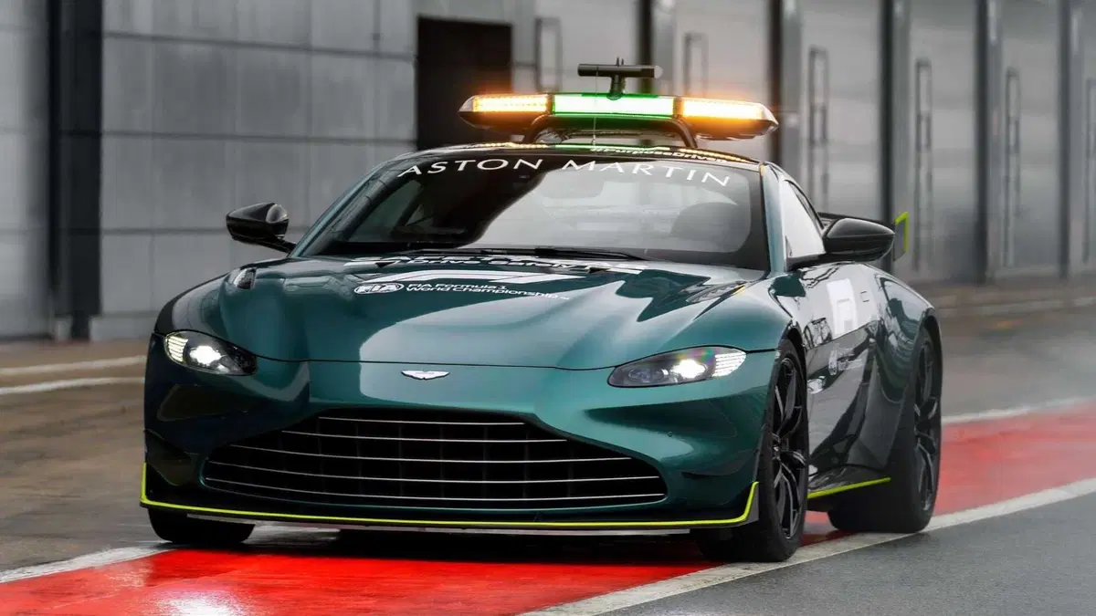 F1, Aston Martin Vantage è la Safety Car 2021 insieme alla Mercedes-AMG GT R. Che si tinge di rosso (8)