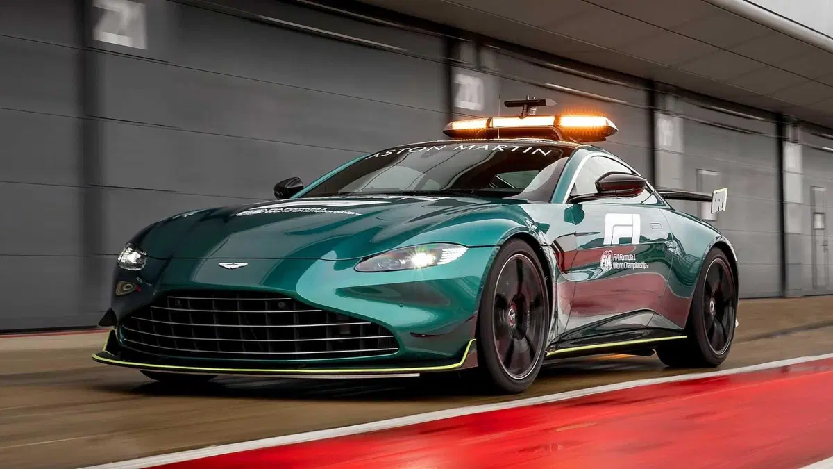 F1, Aston Martin Vantage è la Safety Car 2021 insieme alla Mercedes-AMG GT R. Che si tinge di rosso (9)