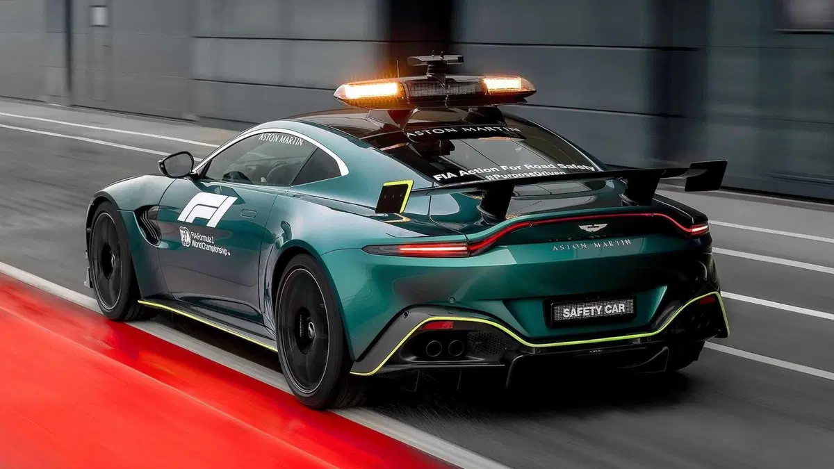 F1, Aston Martin Vantage è la Safety Car 2021 insieme alla Mercedes-AMG GT R. Che si tinge di rosso (11)