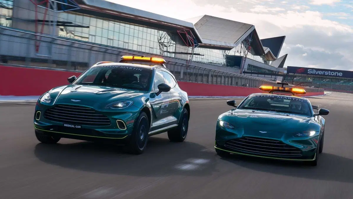 F1, Aston Martin Vantage è la Safety Car 2021 insieme alla Mercedes-AMG GT R. Che si tinge di rosso (12)