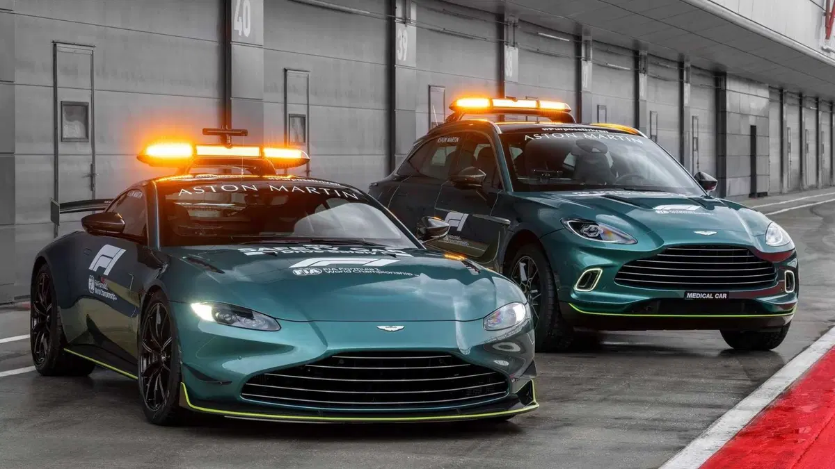 F1, Aston Martin Vantage è la Safety Car 2021 insieme alla Mercedes-AMG GT R. Che si tinge di rosso (15)