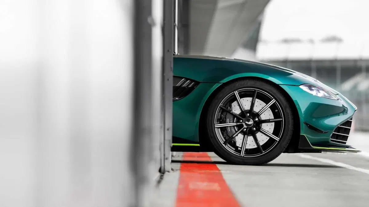 F1, Aston Martin Vantage è la Safety Car 2021 insieme alla Mercedes-AMG GT R. Che si tinge di rosso (16)