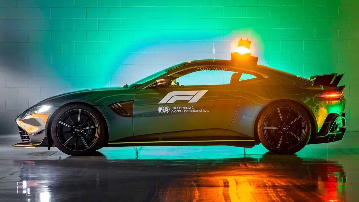 F1, Aston Martin Vantage è la Safety Car 2021 insieme alla Mercedes-AMG GT R. Che si tinge di rosso (17)