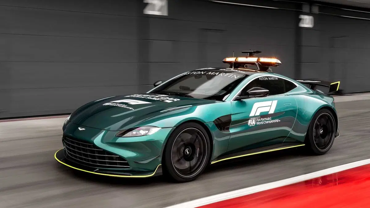 F1, Aston Martin Vantage è la Safety Car 2021 insieme alla Mercedes-AMG GT R. Che si tinge di rosso (18)