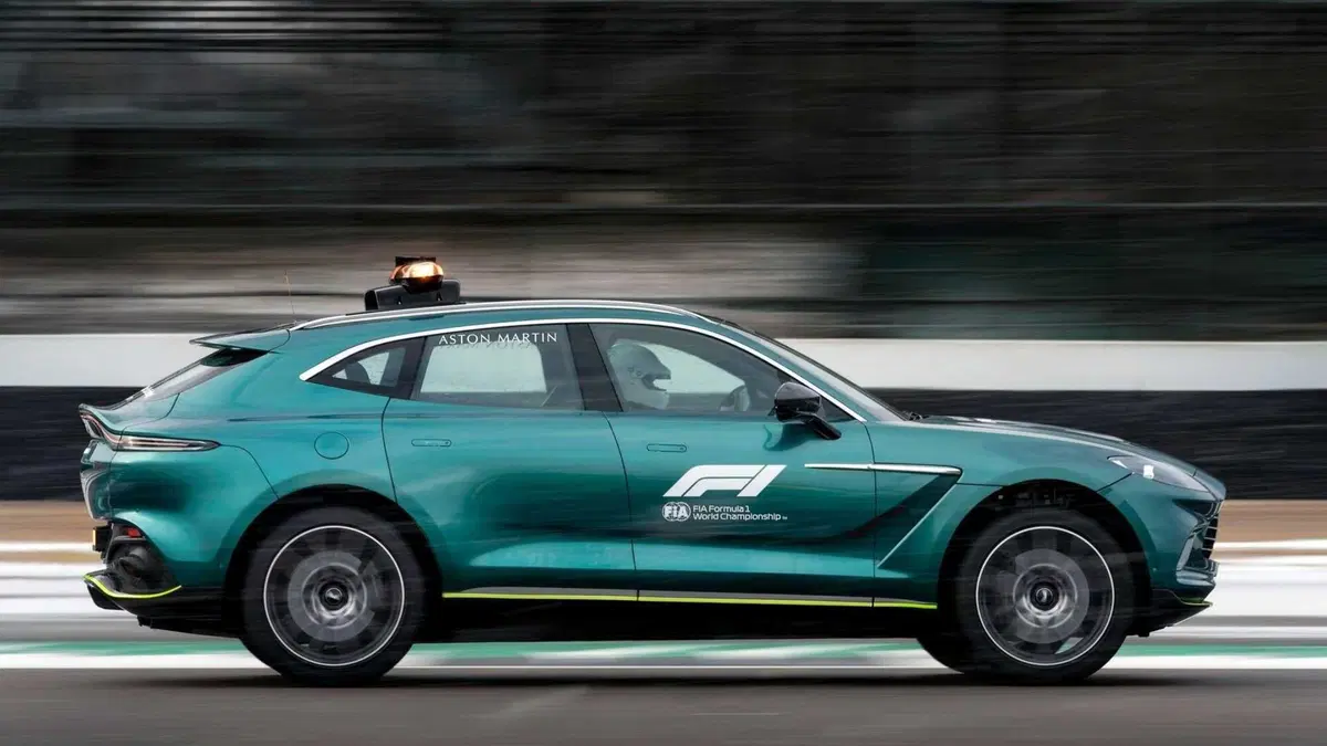 F1, Aston Martin Vantage è la Safety Car 2021 insieme alla Mercedes-AMG GT R. Che si tinge di rosso (19)