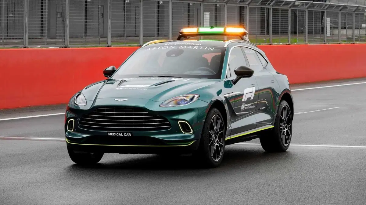 F1, Aston Martin Vantage è la Safety Car 2021 insieme alla Mercedes-AMG GT R. Che si tinge di rosso (21)