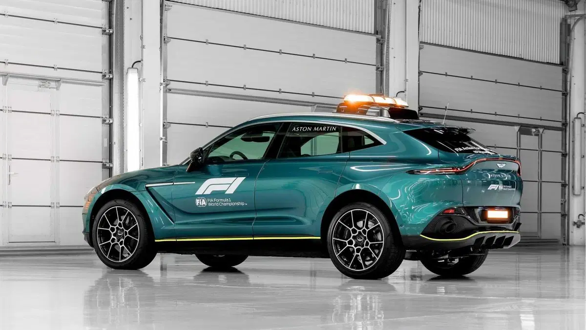 F1, Aston Martin Vantage è la Safety Car 2021 insieme alla Mercedes-AMG GT R. Che si tinge di rosso (23)