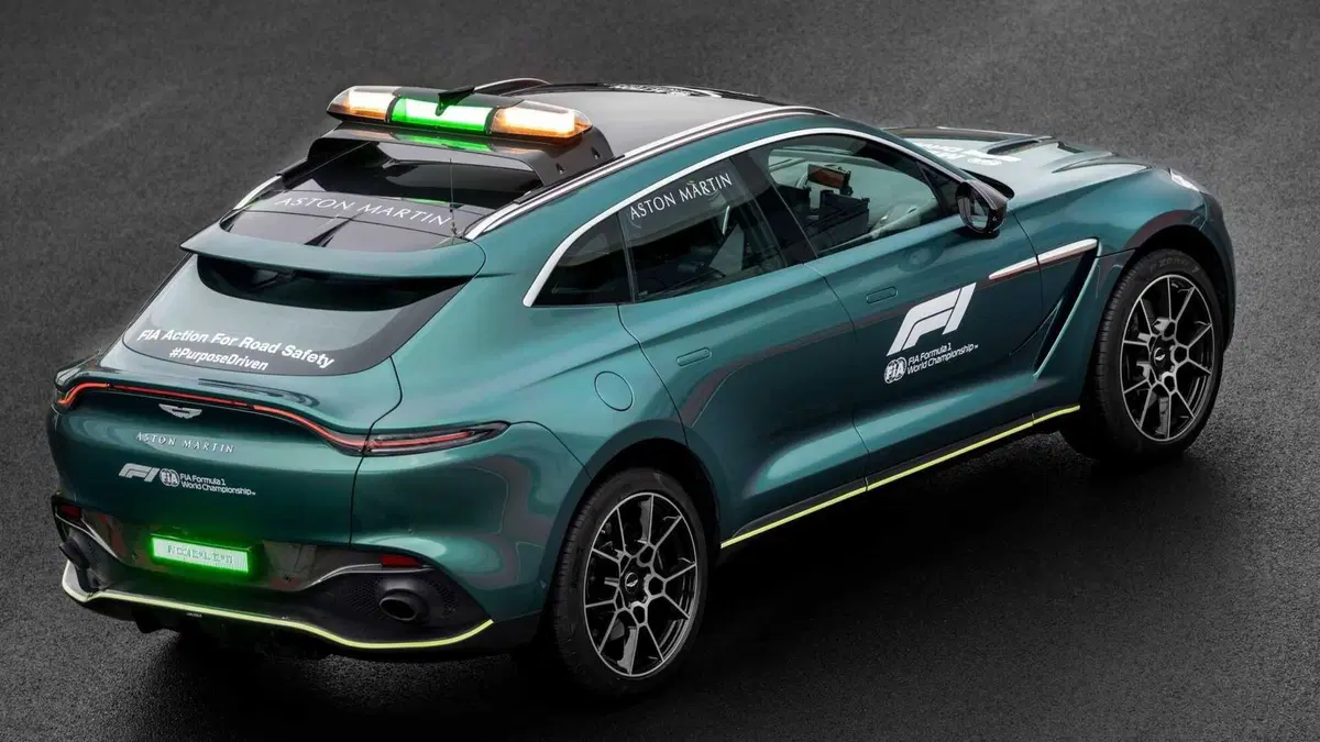 F1, Aston Martin Vantage è la Safety Car 2021 insieme alla Mercedes-AMG GT R. Che si tinge di rosso (24)